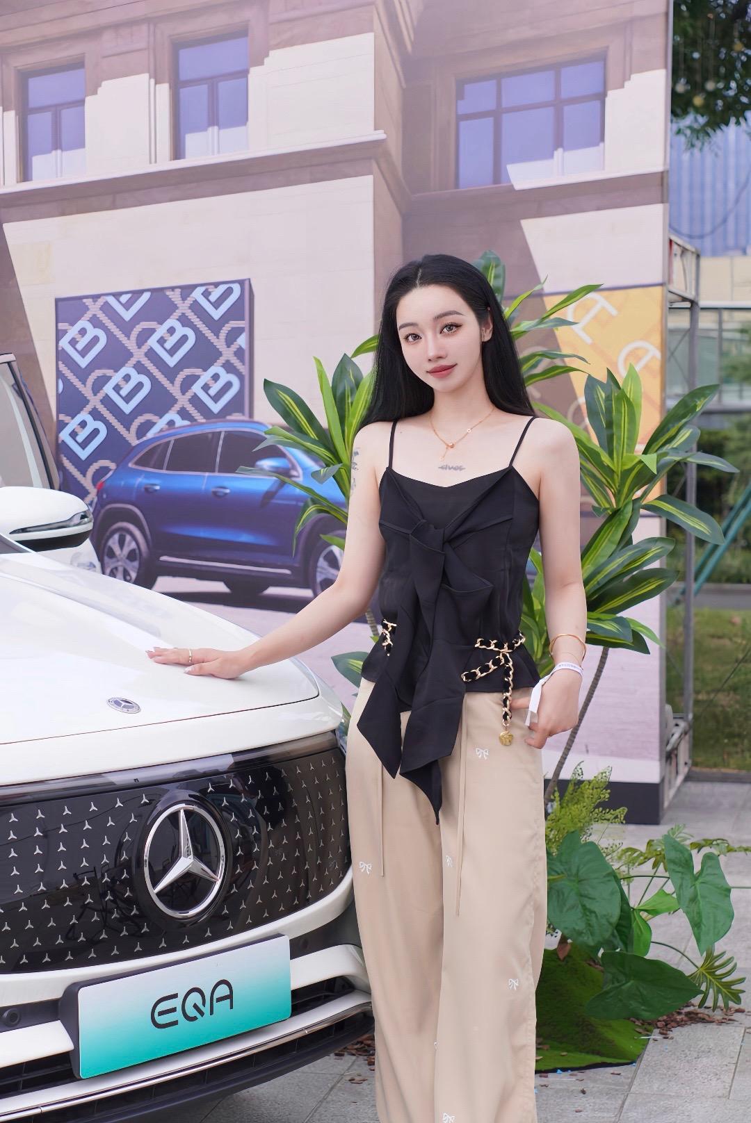奔驰EQA 260展示图3