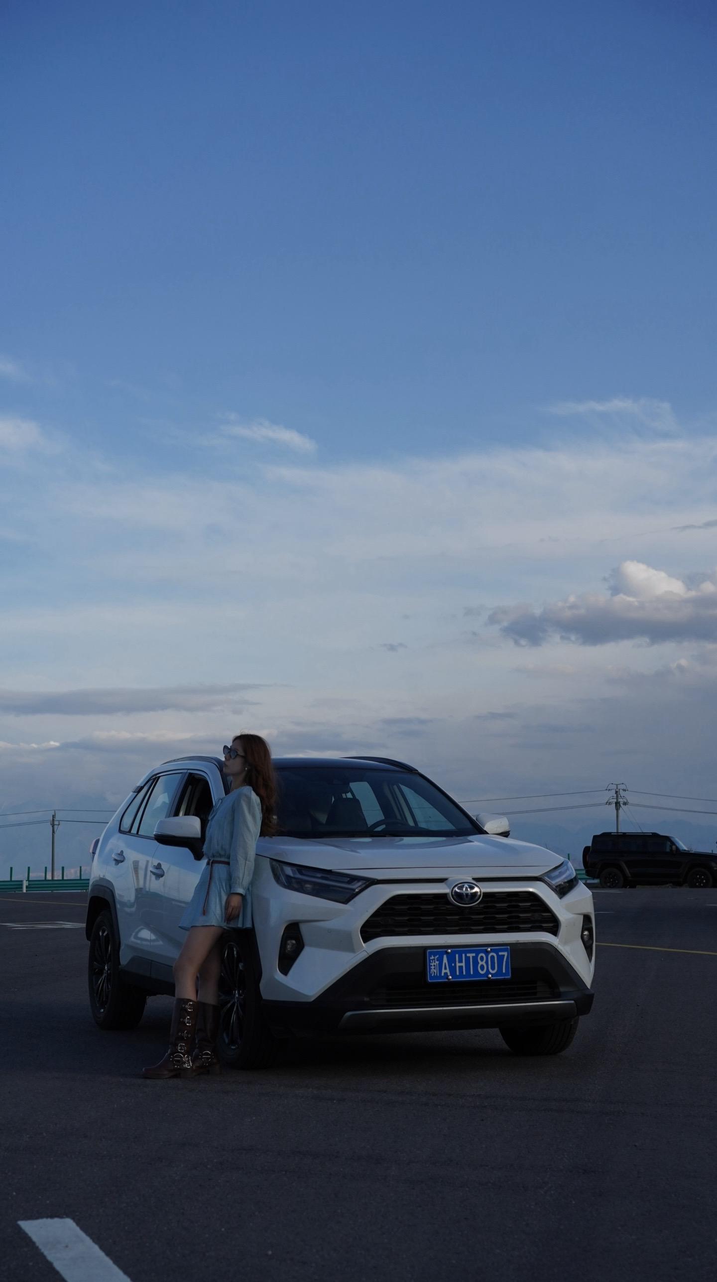 RAV4荣放双擎 2.0L 两驱豪华版展示图1